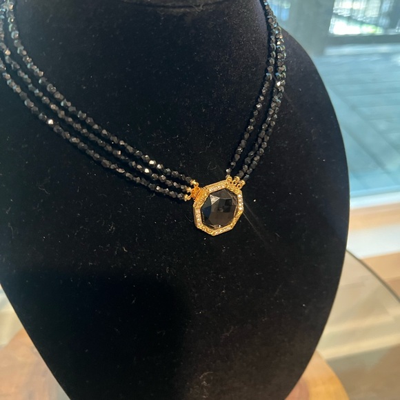 Luxurious Black and Gold Octagonal Clasp Pendant Necklace - Picture 3 of 8